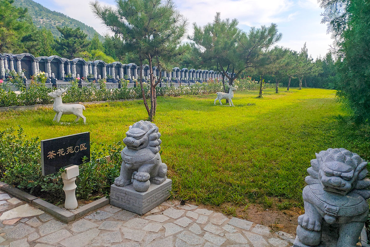  河北周边墓地皇家龙山陵园电话400-861-8568