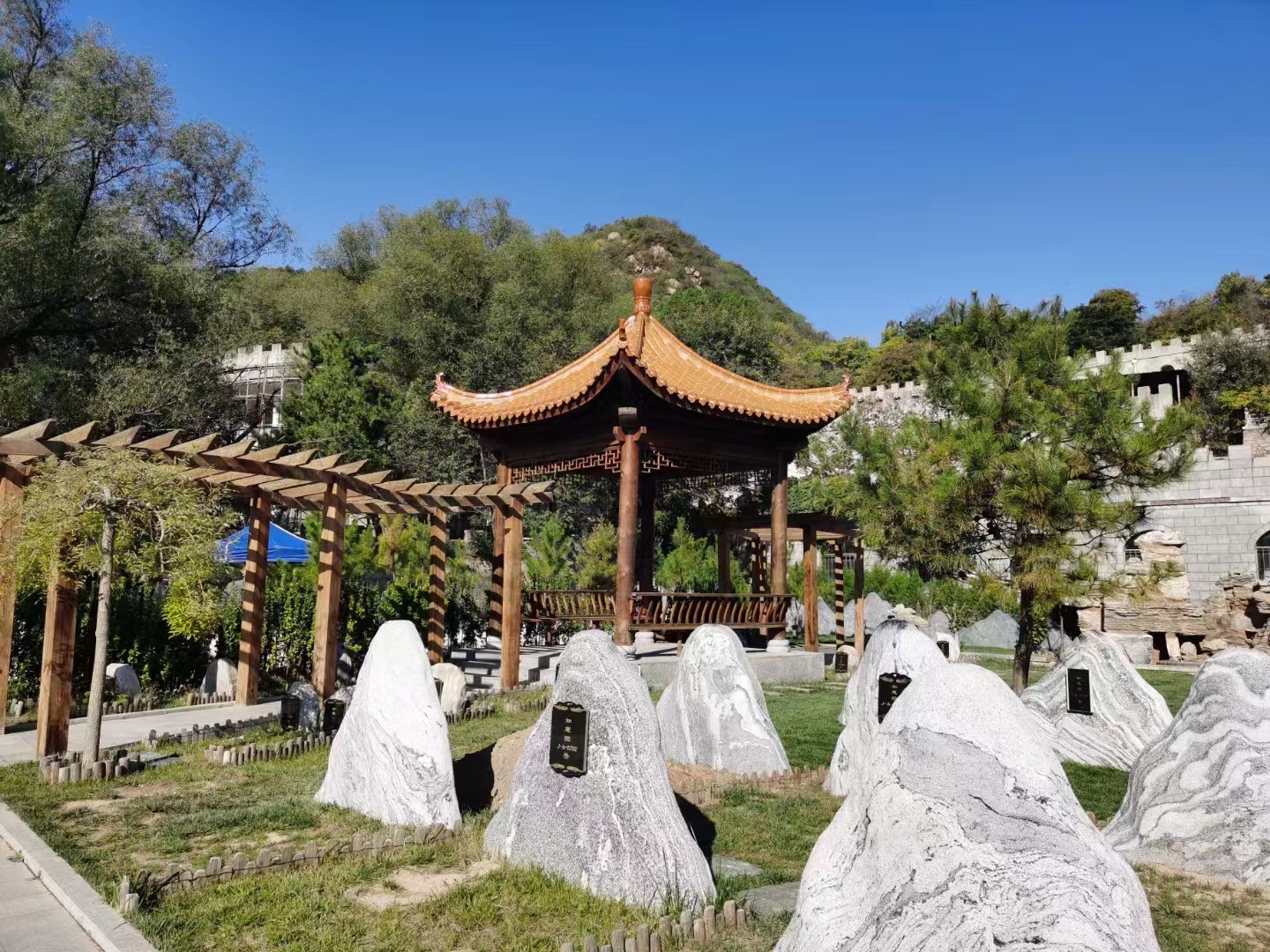  长城华人怀思堂有哪些安葬方式？生态树葬价格是多少？