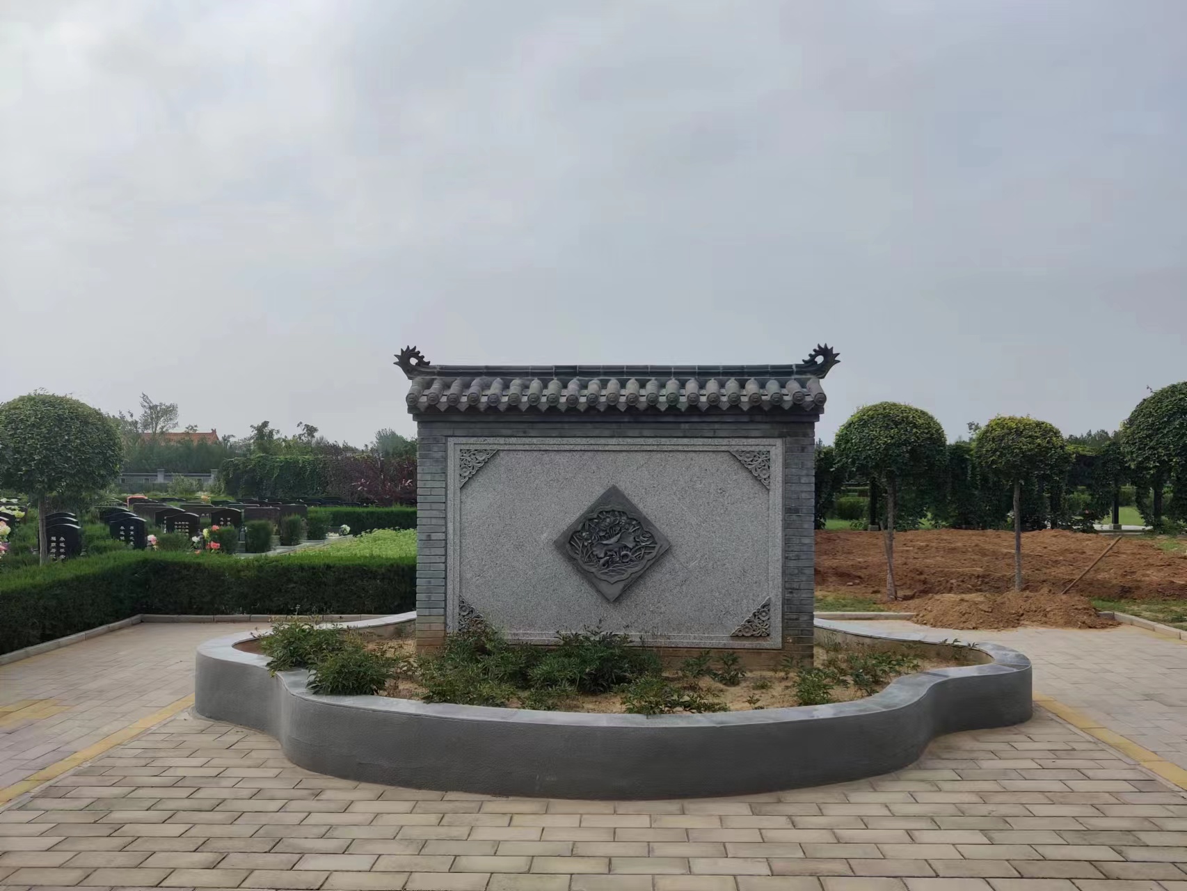  中华永久陵园有家族墓吗？中华永久陵园的家族墓价格是多少?